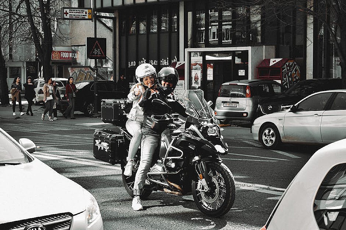Jak bezpiecznie przewozić pasażera na motocyklu? Praktyczne porady dla motocyklistów
